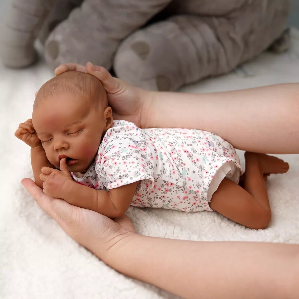 Reborn baby pop Faye - 43 cm - Meisje met pyjama en speen - Soft silicone - Levensechte babypop - In doos